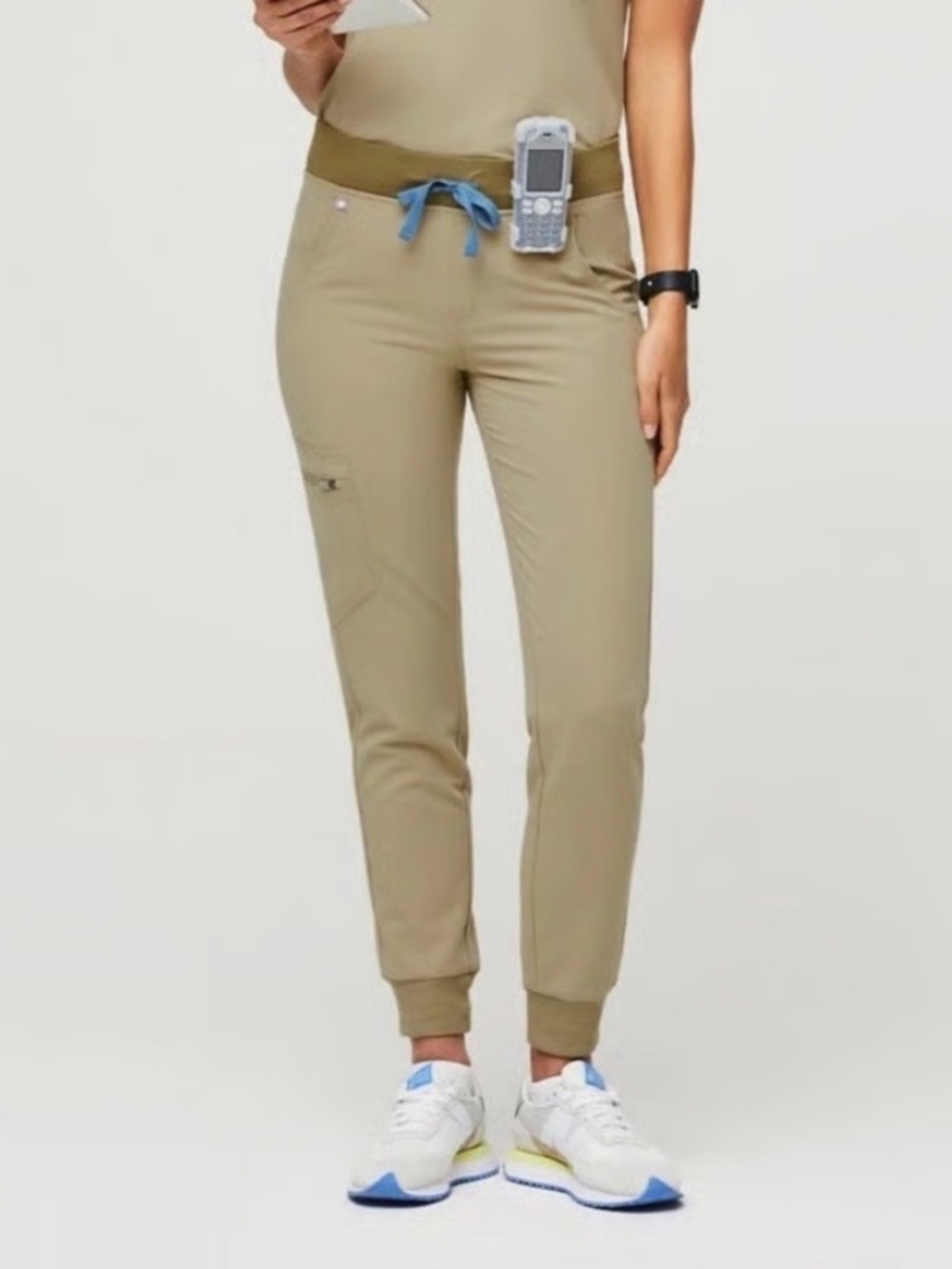 FIG’S Zamora Jogger Scrub in Sandstone Tan - S